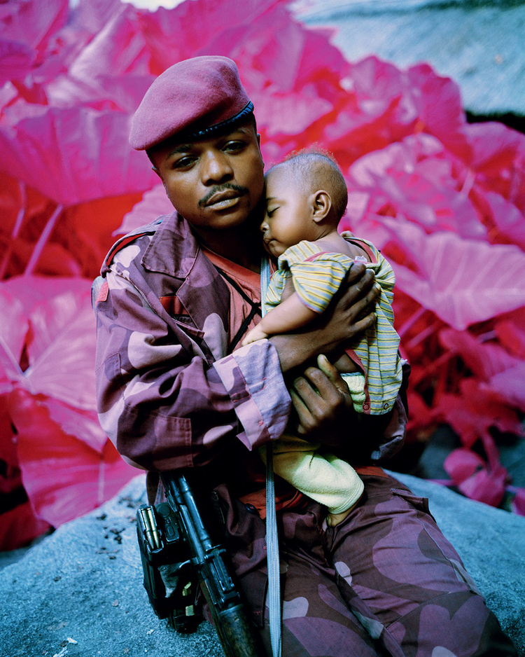 Richard Mosse, żołnierz z dzieckiem, wojna w Kongo, fotoreportaż