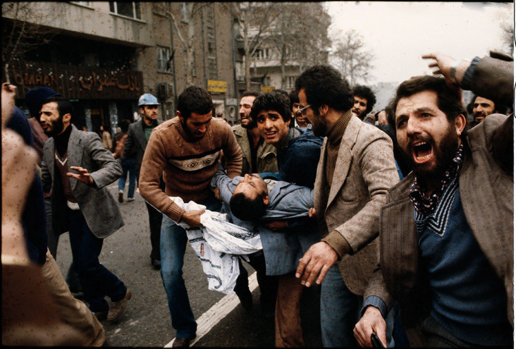 Teheran. Ranni demonstranci niesieni do karetki, fot David Burnett