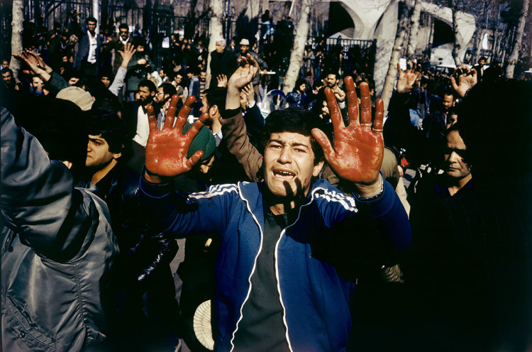 Rewolucja ajatollahów w Iranie. Student został zastrzelony przez strażników szacha, fot David Burnett