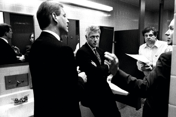 Dyskusja Billa Clintona ze współpracownikami w toalecie Białego Domu, fot. Bob McNeely