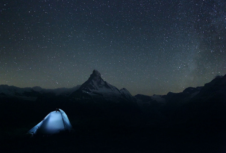 Noc spędzona pod namiotem w sąsiedztwie Matterhornu. - zdjęcie Karola Nienartowicza