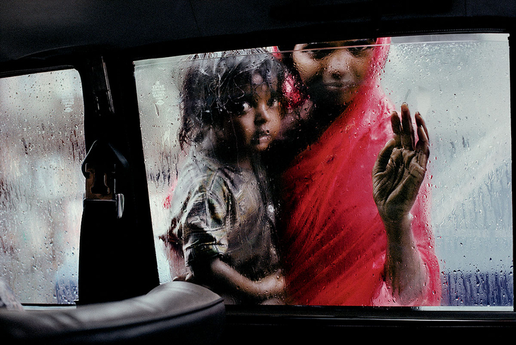 Matka z dzieckiem za szybą taksówki, Bombaj, Indie, 1993 r., fot Steve McCurry