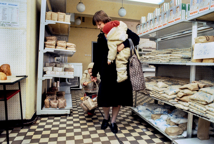Warszawa, 1982 r. Tak wtedy wyglądały sklepy spożywcze, fot. Chris Niedenthal