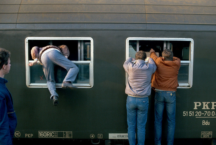 Dworzec Wschodni, Warszawa, 1986 r., fot. Chris Niedenthal