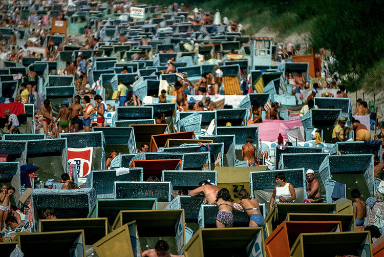 Zatłoczona plaża w Międzyzdrojach, 1979 r., fot. Chris Niedenthal