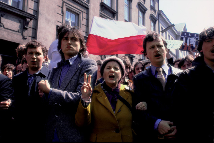 Warszawa, ul. Miodowa, 1 maj 1982 r. Stan wojenny, fot. Chris Niedenthal