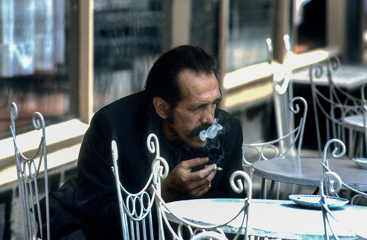 Zamyślony z papierosem, Plac Solny we Wrocławiu, 1982 r., fot. Chris Niedenthal