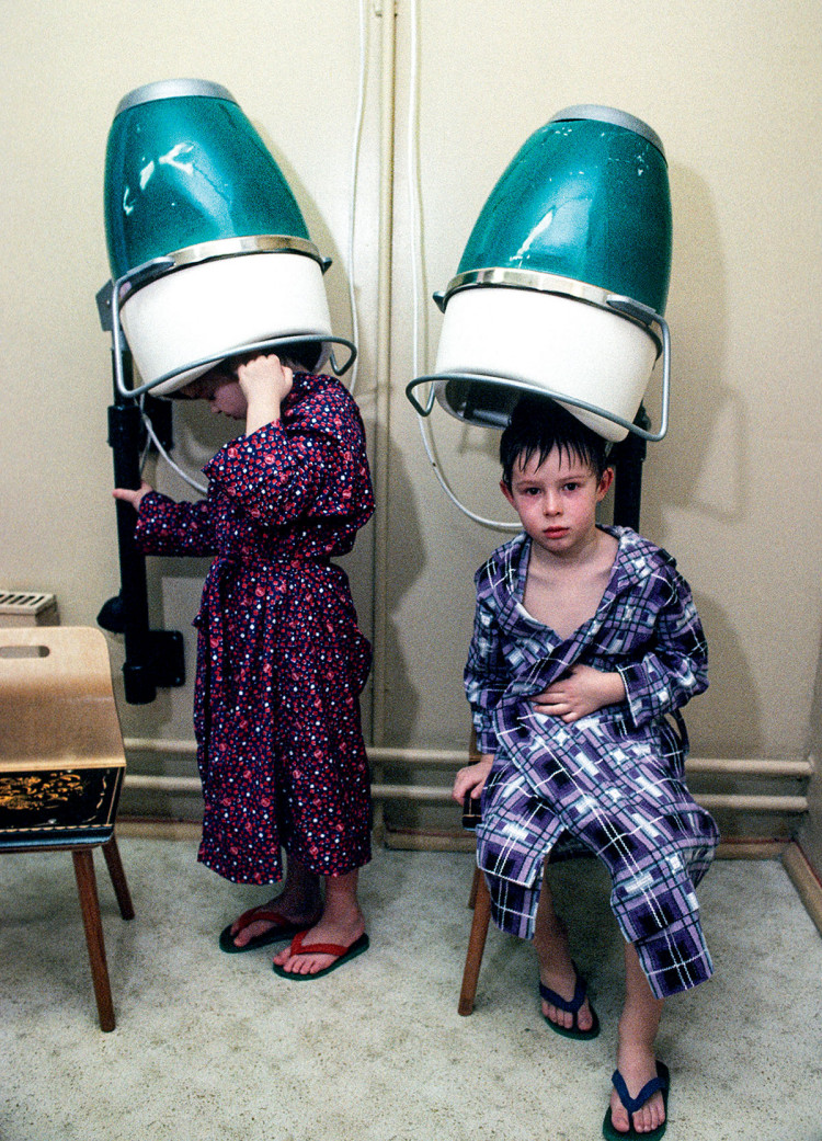 Moskwa, ZSRR, 1989 r. Dzieciaki suszą włosy po lekcji pływania, fot. Chris Niedenthal
