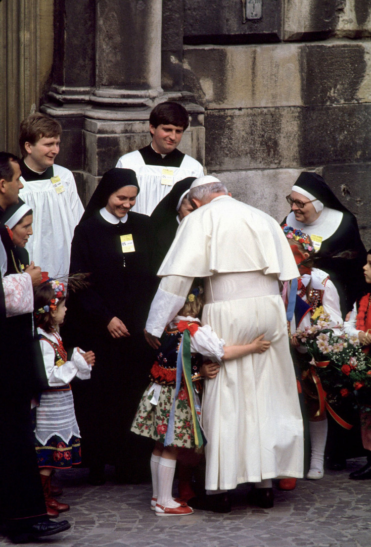 Dziecko jest małe, a Papież Jan Paweł II duży. Wawel, Kraków 1987., fot. Chris Niedenthal