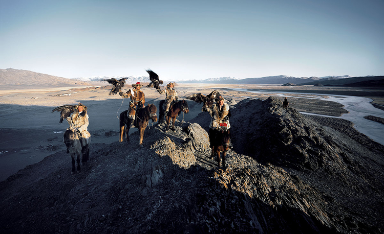 Kazachowie z Mongolii, tradycyjnie polujący z ptakami drapieżnymi, fot. Jimmy Nelson. 