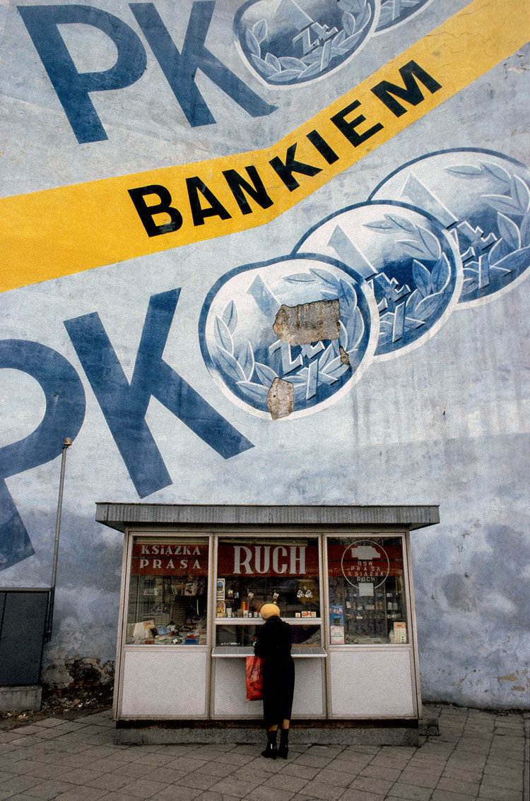 Warszawa, 1982 r. Ówczesny kiosk Ruchu, fot. Chris Niedenthal
