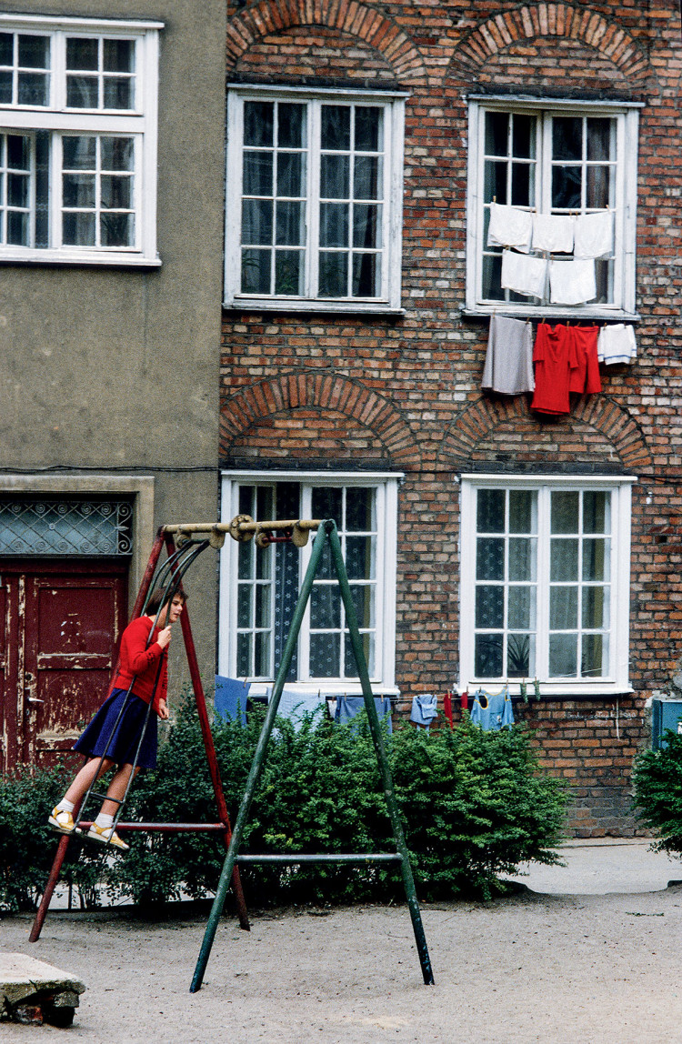 Podwórko na Starówce gdańskiej, 1979 r., fot. Chris Niedenthal