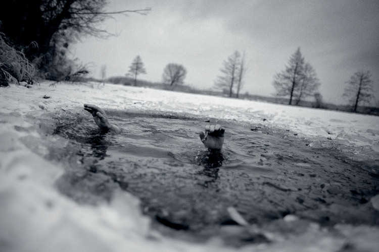 kąpanie się zimą w jeziorze - zdjęcie Maciek Nabrdalik