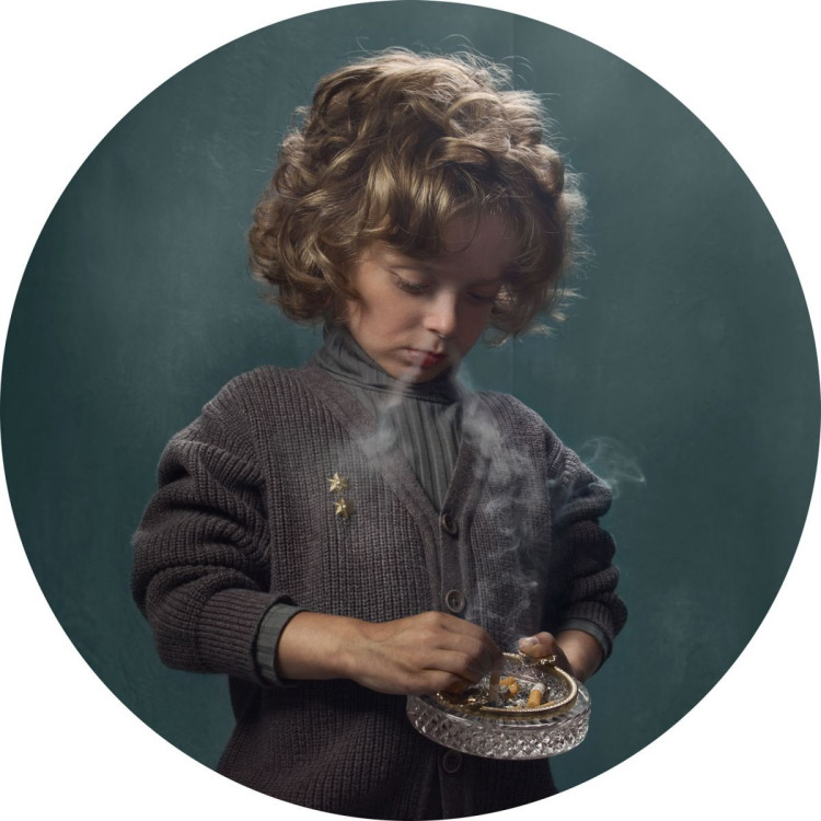 fot. Frieke Janssens skandal zdjecia dzieci z papierosami
