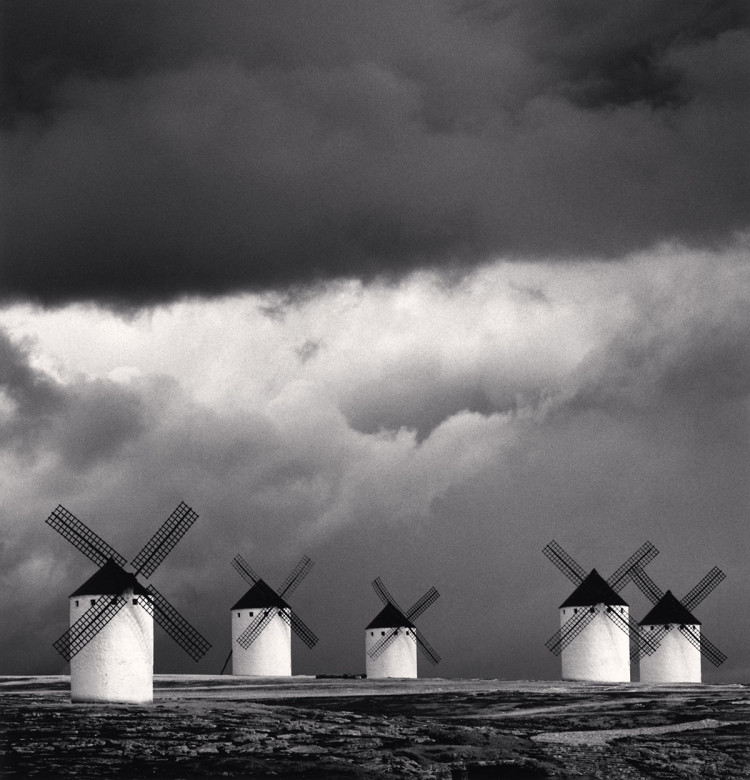 Campo de Criptana, La Mancha, Hiszpania, 1996 r., fot. Michael Kenna